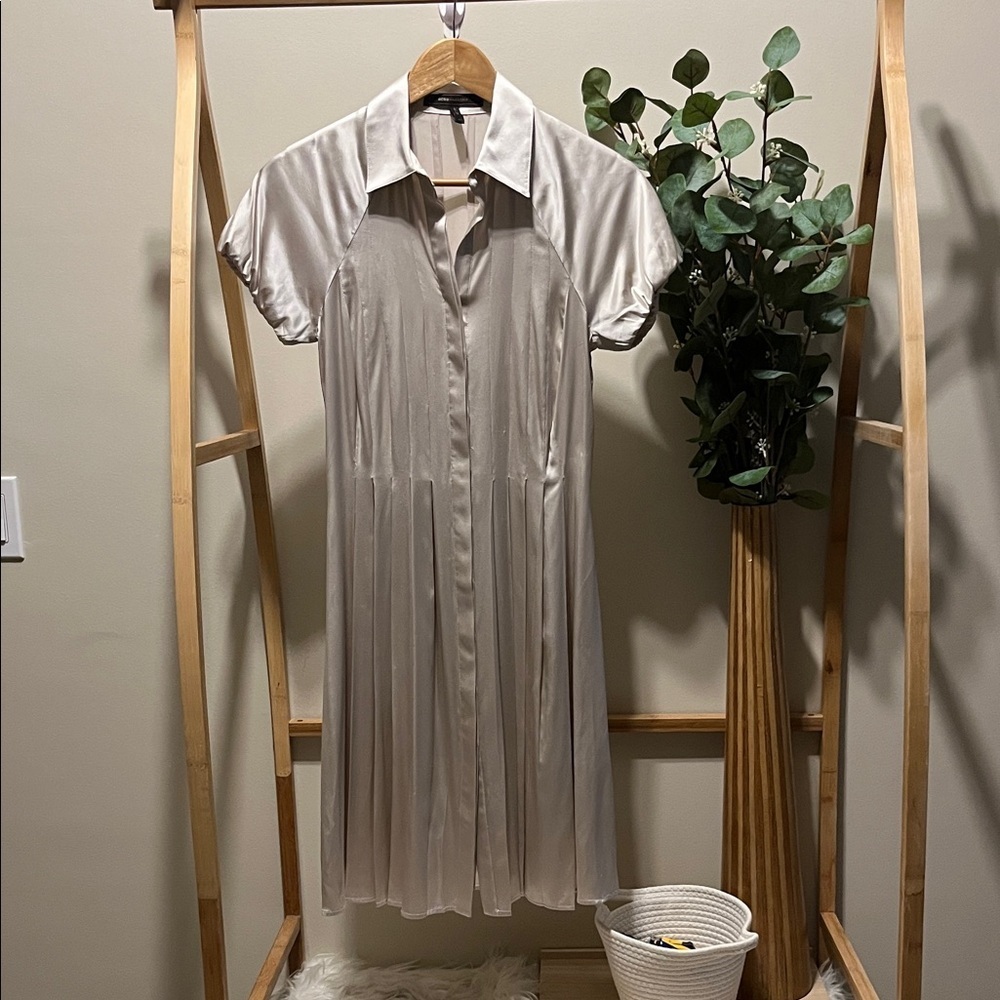 BCBGMaxazria Short Sleeve Satin Pleated Skirt Midi Dress a226
